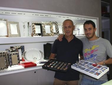 Carlo e Gianluca Nardi nel nuovo negozio di Poggio 