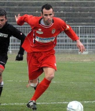 A destra il capitano della Massese Luca Marcuccetti; a sinistra i tifosi bianconeri pronti alla trasferta        