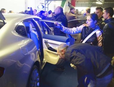 Gli operai e il prototipo della prima auto, la Deauville 