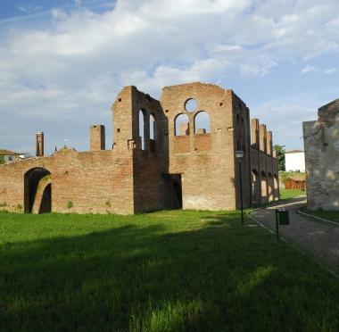 Piero Paoli e Marco Salvadori; in alto il parco fluviale dove si svolge la festa 