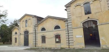 La facciata degli ex Macelli come appare oggi e un momento dei lavori