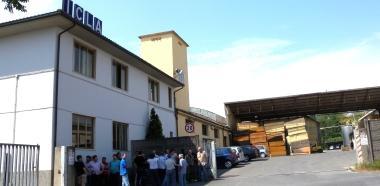 Operai dellIcla davanti alla sede dellazienda 