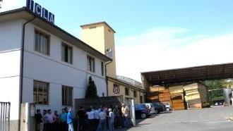Operai dell’Icla davanti alla sede dell’azienda