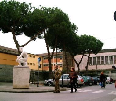 Le scuole di Porta a Lucca e a destra linterno del liceo artistico Stagio Stagi  