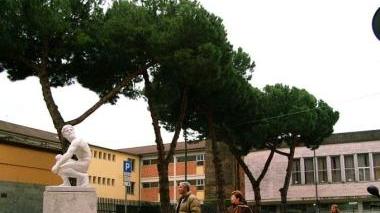 Le scuole di Porta a Lucca e a destra l’interno del liceo artistico Stagio Stagi