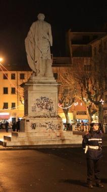 Un vigile urbano in piazza Venti Settembre 