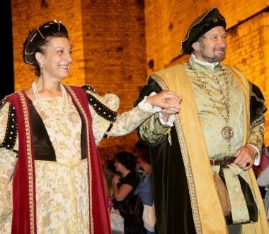 Alcune immagini del Corteggio e unesibizione di duellanti sotto il Castello    
