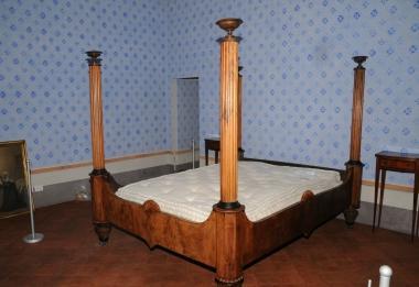 Il letto di Puccini e la statua del maestro 