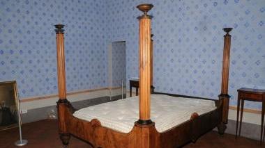 Il letto di Puccini e la statua del maestro
