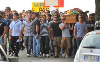 «Ciao Jo, ci mancheranno il tuo sorriso e la tua gioia» L'ultimo saluto degli amici
