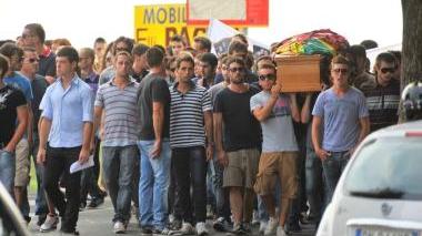 «Ciao Jo, ci mancheranno il tuo sorriso e la tua gioia» L'ultimo saluto degli amici