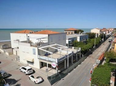 Marina di Cecina, uno scorcio del viale della Vittoria 