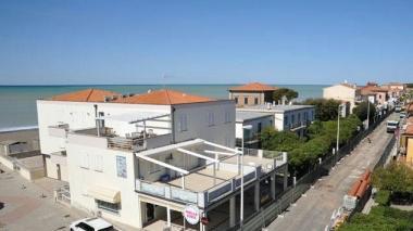 Marina di Cecina, uno scorcio del viale della Vittoria