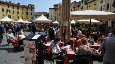 Dipendenti al lavoro nei locali pubblici (archivio)