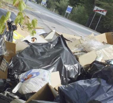 Rifiuti abbandonati in via San Jacopo e l’intervento di vigili urbani e operai