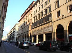 Auto pirata travolge professore