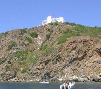 ISOLE FORMICHE. Uno scorcio degli isolotti grossetani, e a destra la comandante della Capitaneria di Porto Santo Stefano, Giorgia Capozzella