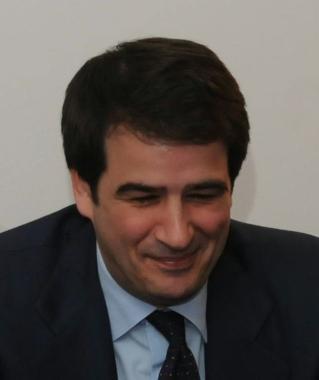 SPIAGGE NEL MIRINO. A destra, il ministro Raffaele Fitto. A lato, il litorale pieno di turisti