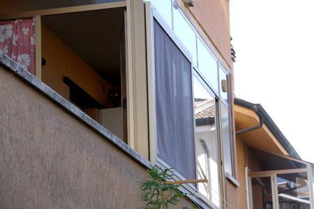 Muore cadendo dal terrazzo mentre sistema la zanzariera