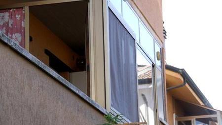 Muore cadendo dal terrazzo mentre sistema la zanzariera