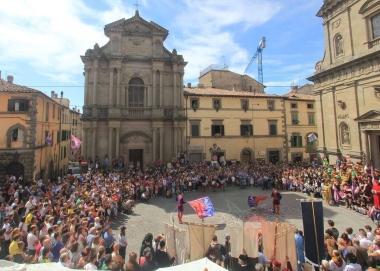 Trenta minuti di fuochi artificiali a conclusione dei festeggiamenti