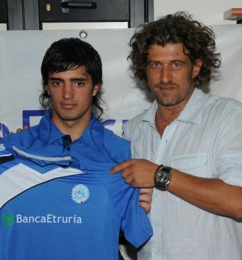 <b>VENTI ANNI.</b> Mariano Ortiz riceve simbolicamente la maglia di Banca Etruria Follonica 