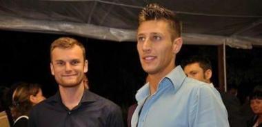 <b>AIA-FIGC</b> A sinistra lassistente Daniele Palla, a destra larbitro Arcangelo Vingo: prime promozioni per la sezione R. Gianni   