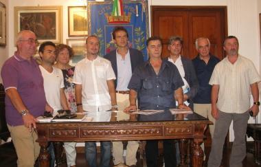 Balducci e Sostegni (al centro) con i rappresentanti delle associazioni 