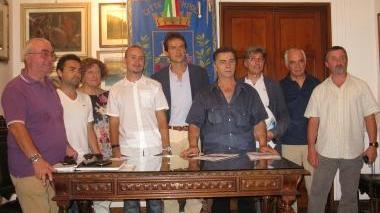 Balducci e Sostegni (al centro) con i rappresentanti delle associazioni