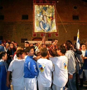 I ragazzi di Porta Santa Maria al Pozzolo con il cencio 2010 