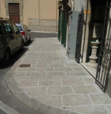 Il nuovo marciapiede in via Curtatone e Montanara   
