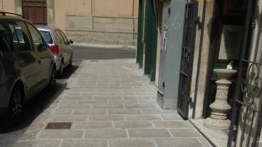Il nuovo marciapiede in via Curtatone e Montanara