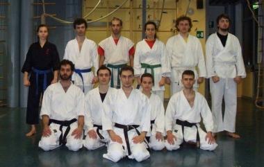 <b>KARATE</b> Il maestro Giuliano con un gruppo di allievi       