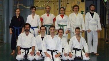 <b>KARATE</b> Il maestro Giuliano con un gruppo di allievi