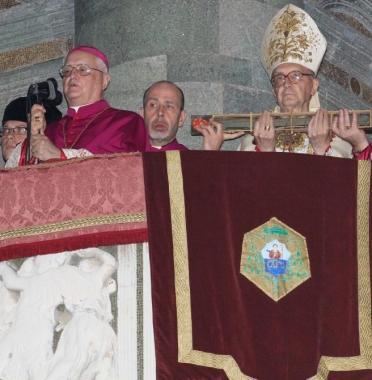 Il vescovo Gastone Simoni durante lOstensione del Sacro Cingolo      