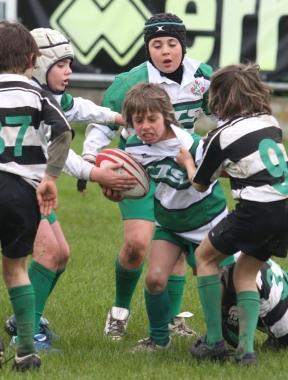 Unazione di gioco dei piccoli della squadra del Gispi Prato 
