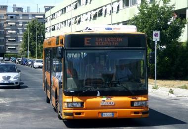 Lassessore Maurizio Bettini sul bus 