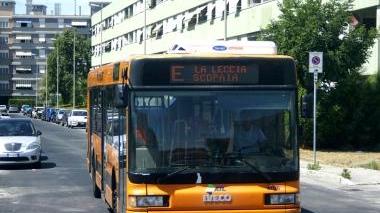 L’assessore Maurizio Bettini sul bus
