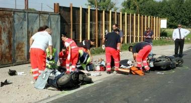 I primi soccorsi ai due scooteristi rimasti a terra dopo il terribile scontro frontale 