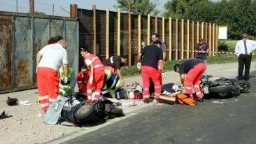 I primi soccorsi ai due scooteristi rimasti a terra dopo il terribile scontro frontale