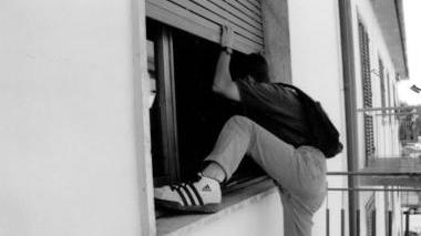 Ladro in azione in un appartamento (foto di repertorio)