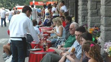 Turisti ai tavoli di un locale di Abetone