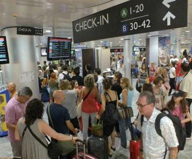 Linterno affollato del Galilei con i viaggiatori in fila per il check-in   