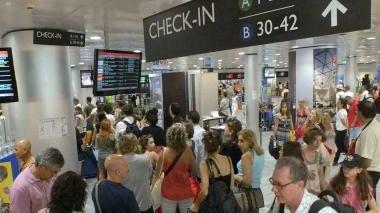 L’interno affollato del Galilei con i viaggiatori in fila per il check-in