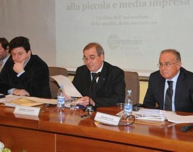 Al centro Giuliano Cesaretti presidente della Confesercenti   