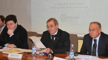 Al centro Giuliano Cesaretti presidente della Confesercenti