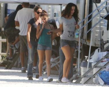 Primo giorno sul set per Anna Bellezza e Matilde Giannini le due protagoniste del film Acciaio. A sinistra le ragazze poco prima del ciak, al centro la troupe diretta da Mordini (con la camicia) prepara le attrezzature per le riprese al Quagliodromo, a destra il regista parla con la Giannini 