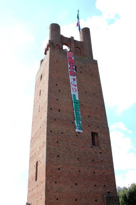 Uno striscione contro la Lega Nord calato dalla Rocca di San Miniato