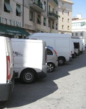La barriera di furgoni in via Buontalenti 