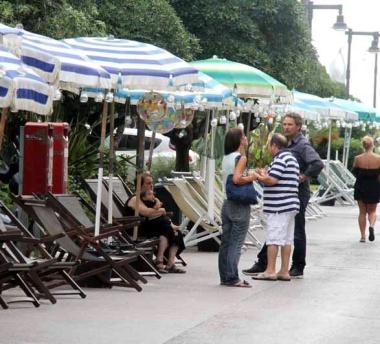 Il centro di Marina trasformato in una spiaggia 